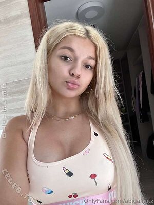 Abigail Lutz Nude Leaked Photo #240