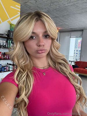 Abigail Lutz Nude Leaked Photo #260
