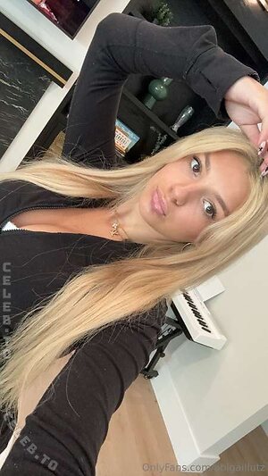 Abigail Lutz Nude Leaked Photo #272