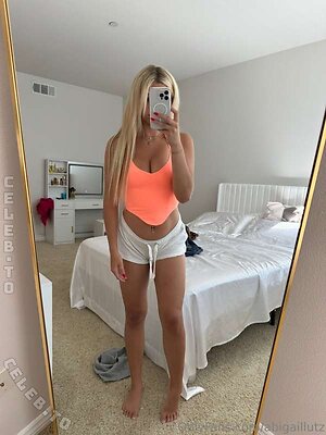 Abigail Lutz Nude Leaked Photo #383
