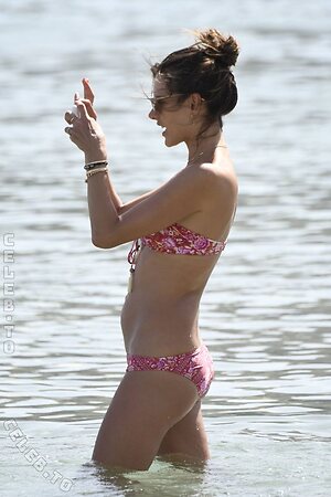 Alessandra Ambrosio photo