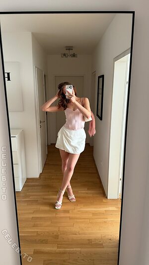 Aline Xue Nude Leaked Photo #15