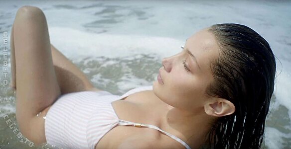Bella Hadid photo