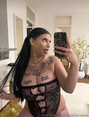 brunette.luana