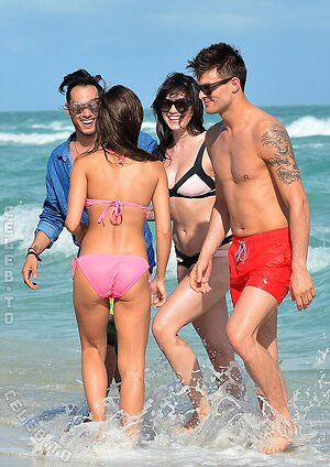 Daisy Lowe photo