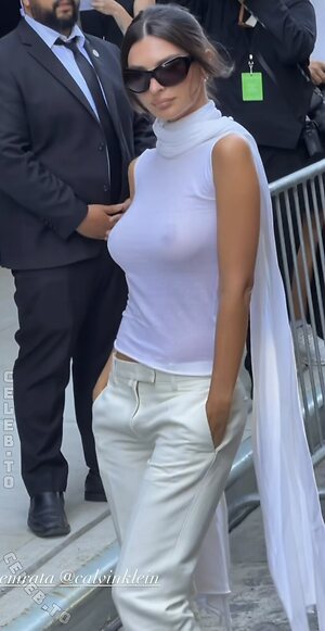 Emily Ratajkowski photo