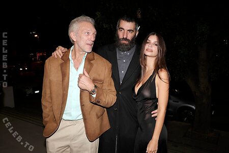 Emily Ratajkowski photo