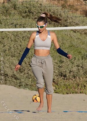 Emily Ratajkowski photo