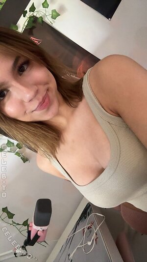 Emilyynl Nude Leaked Photo #17