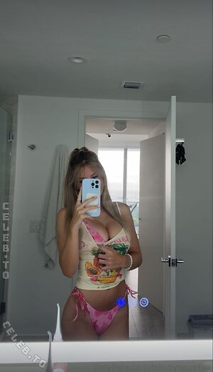 Felicity Smoak Nude Leaked Photo #183