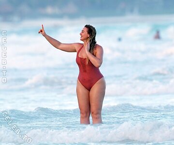 Iskra Lawrence photo