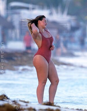 Iskra Lawrence photo
