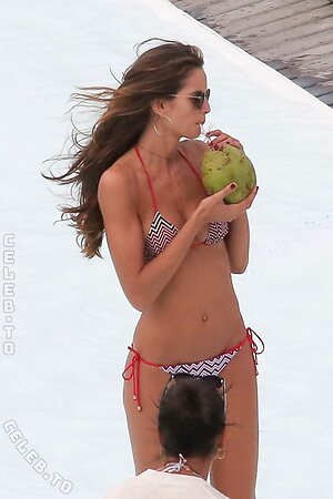 Izabel Goulart photo