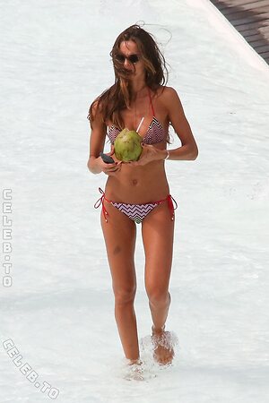 Izabel Goulart photo