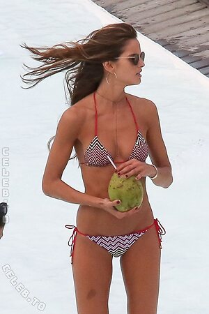 Izabel Goulart photo