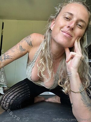 Julie Wolf Nude Leaked Photo #5