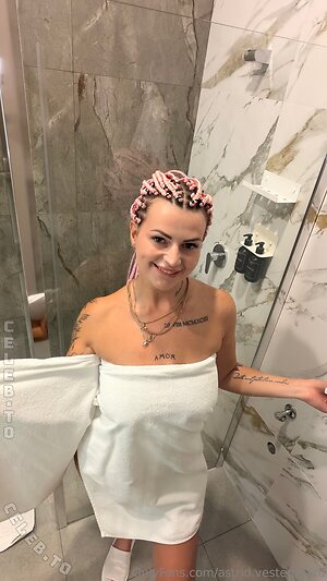 Karolinka.ofi Nude Leaked Photo #48