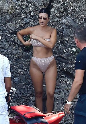 Kourtney Kardashian Nude Leaked Photo #30