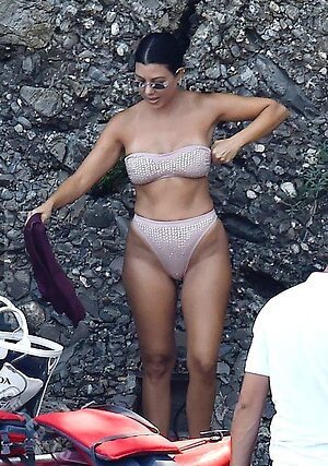 Kourtney Kardashian Nude Leaked Photo #32