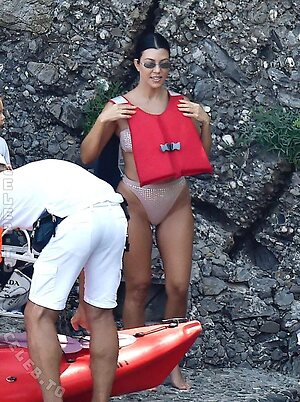 Kourtney Kardashian Nude Leaked Photo #35