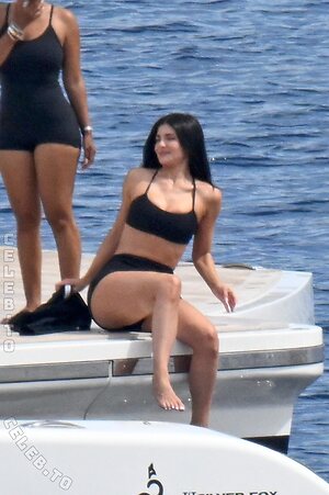 Kylie Jenner Nude Leaked Photo #481