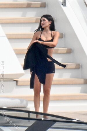 Kylie Jenner Nude Leaked Photo #486