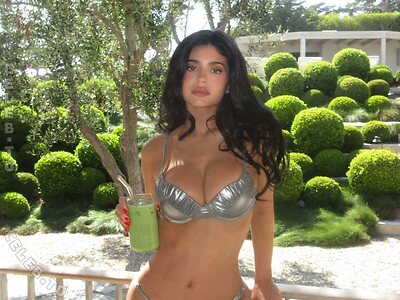 Kylie Jenner Nude Leaked Photo #597