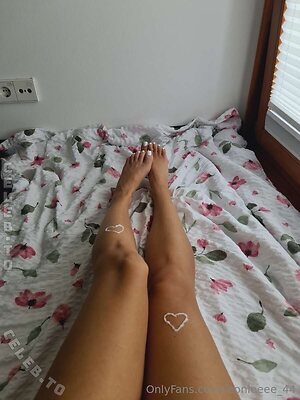 Lara.uth Nude Leaked Photo #2