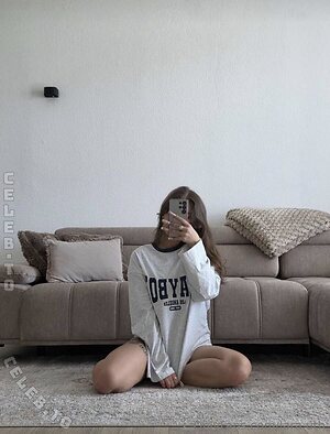 Lara.uth Nude Leaked Photo #34