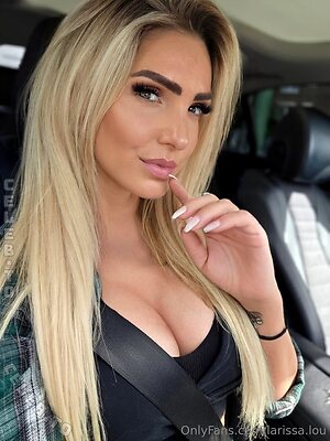 Larissa Lou photo