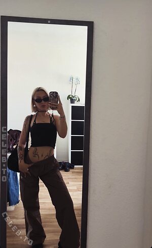 lea.crrl Nude Photos
