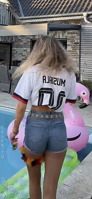 Lia.bmgn Nude Leaked Photo #28