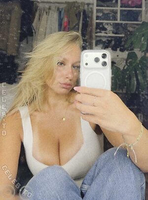 loulou_fbl Nude Leaked Photo #63