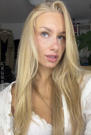 loulou_fbl Nude Leaked Photo #137