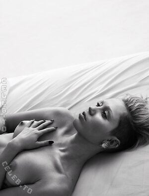 Miley Cyrus Nude Leaked Photo #531