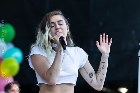 Miley Cyrus Nude Leaked Photo #695