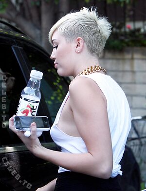 Miley Cyrus Nude Leaked Photo #718