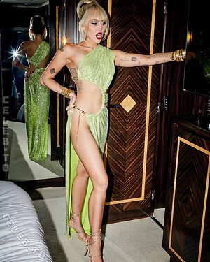 Miley Cyrus Nude Leaked Photo #728