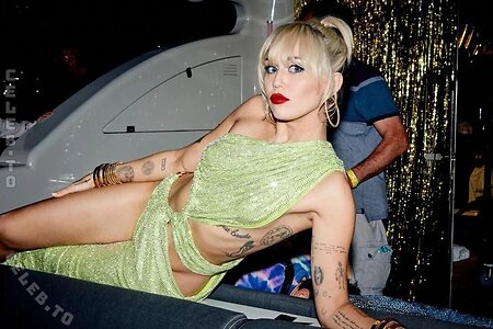 Miley Cyrus Nude Leaked Photo #729