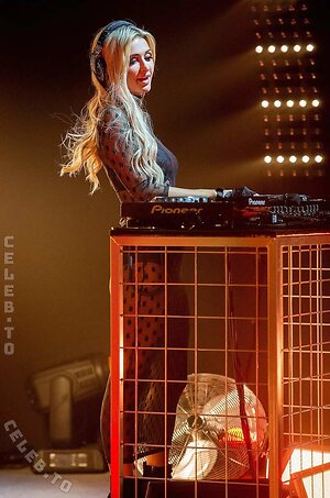 Paris Hilton Nude Leaked Photo #143