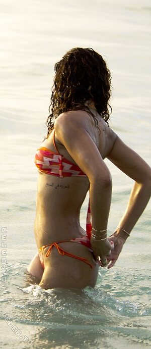 Rihanna Nude Leaked Photo #32