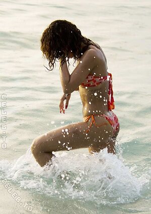 Rihanna Nude Leaked Photo #33