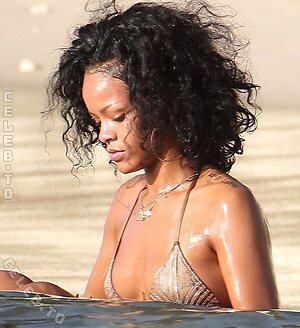 Rihanna Nude Leaked Photo #67
