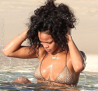 Rihanna Nude Leaked Photo #68