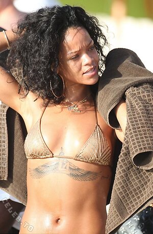 Rihanna Nude Leaked Photo #70