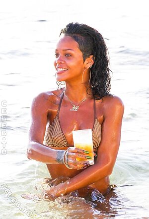 Rihanna Nude Leaked Photo #72