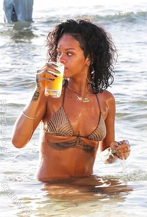 Rihanna Nude Leaked Photo #74