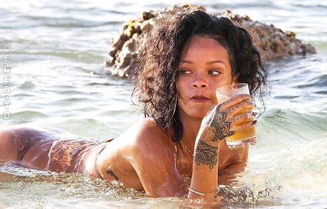 Rihanna Nude Leaked Photo #80