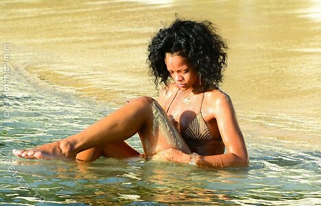 Rihanna Nude Leaked Photo #84