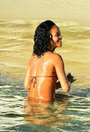 Rihanna Nude Leaked Photo #85